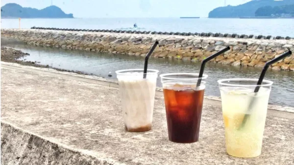 海が見えるカフェ「みんなのコーヒー」でカフェタイム