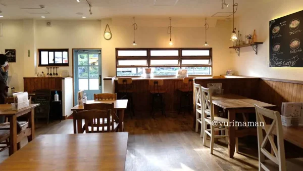 salan salan（サランサラン）店内のテーブル席｜新居浜ランチにおすすめ2