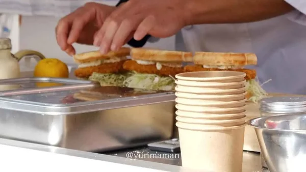 kaberiのじゃこカツバーガーを作っている様子