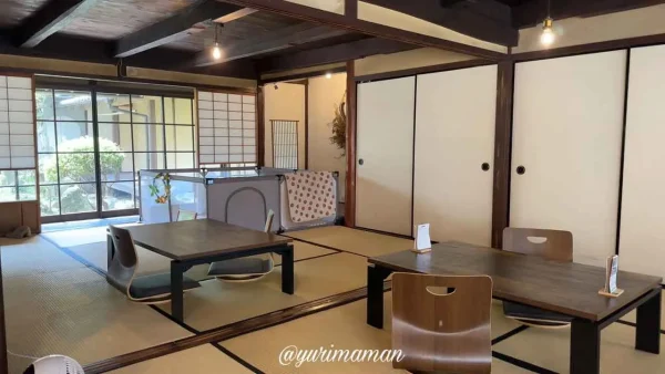 シャルムの古民家カフェ空間は広々としたお座敷（内子町）