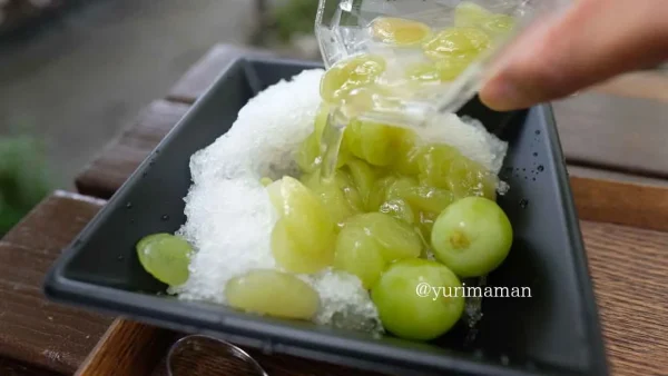 シャインマスカットシロップをかけるかき氷