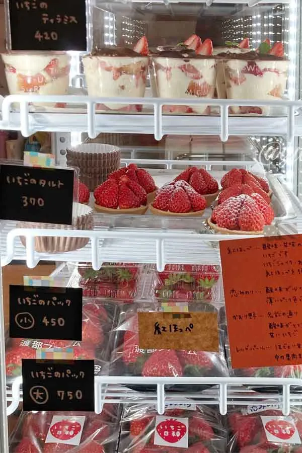 いちご日和（東温市）テイクアウトスイーツが並ぶショーケース