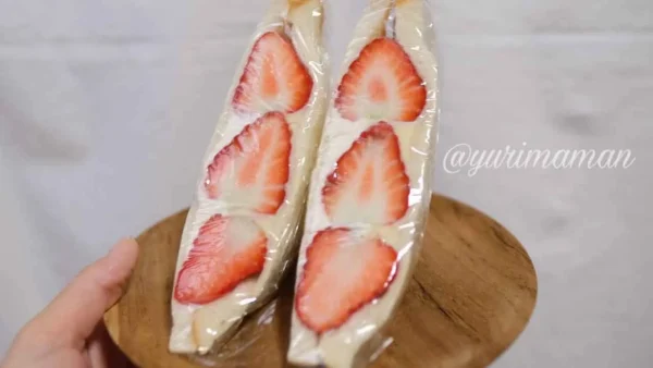 いちご日和のテイクアウトスイーツ「いちごサンド」