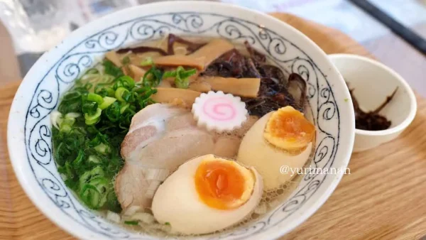 四国中央市の朝ラーメン、朝皆笑味の塩そば。細麺とあっさり塩スープが特徴1
