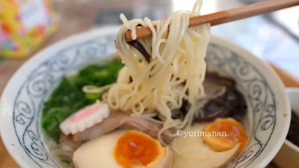 四国中央市の朝ラーメン、朝皆笑味の塩そば。細麺とあっさり塩スープが特徴2
