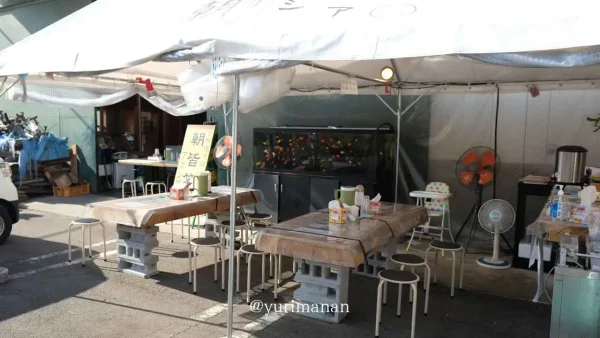朝皆笑味（アカシア）のイートインスペース。屋台横にある開放的な飲食エリア