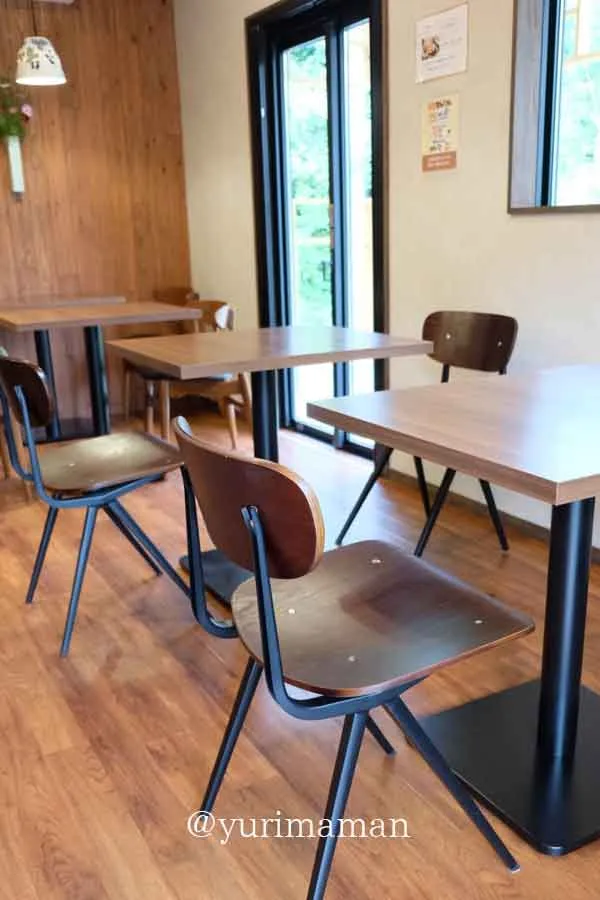 砥部町のカフェ「もえぎの」のテーブル席 - ゆりママんブログ 砥部町のカフェ「もえぎの」のテーブル席