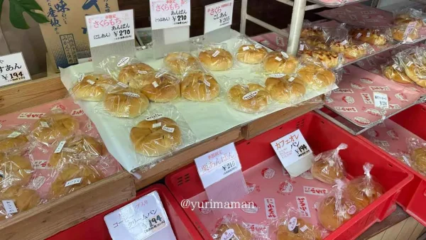 手づくりパンまことやの店内 赤いボックスに並ぶ昔ながらのパン2 - ゆりママんブログ 手づくりパンまことやの店内 赤いボックスに並ぶ昔ながらのパン2