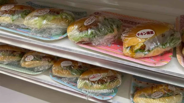 手づくりパンまことやの店内 赤いボックスに並ぶ昔ながらのパン4 - ゆりママんブログ 手づくりパンまことやの店内 赤いボックスに並ぶ昔ながらのパン4