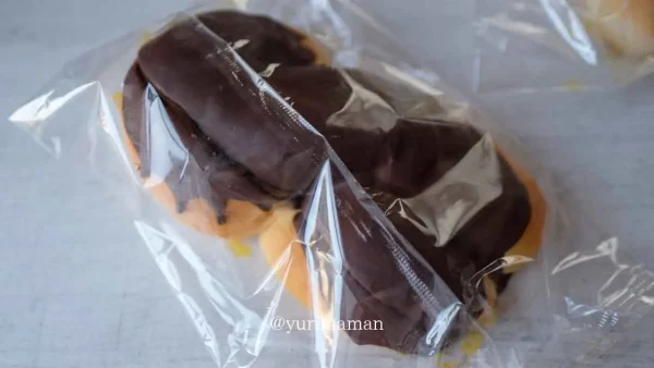 チョコがけクリームサンド ふわふわ生地にチョコとクリームが入った菓子パン - ゆりママんブログ チョコがけクリームサンド ふわふわ生地にチョコとクリームが入った菓子パン