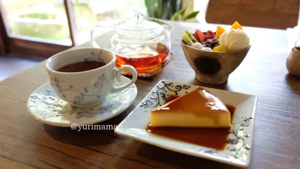 内子町の古民家カフェ「なるカフェ」のカスタードプディングとクリームあんみつ