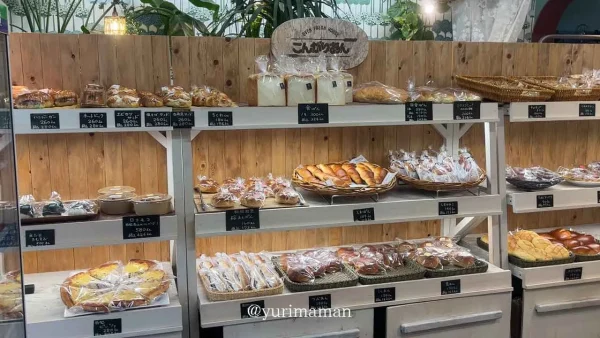 宇和島市のパン屋「こんがりあん」の内観1