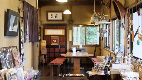 こけむしろのカフェ店内にあるギャラリー（西予市）
