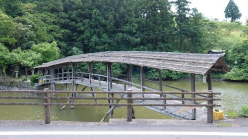 弓削神社_屋根付き橋1