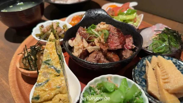松山市三津浜の太陽と月の牛リブロースプレートランチ