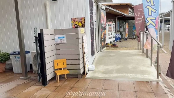 アゴラマルシェに設置されたすずめの戸締まりの椅子 - ゆりママんブログ アゴラマルシェに設置されたすずめの戸締まりの椅子
