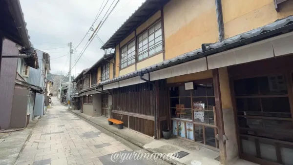 葵CAFEに設置されたすずめの戸締まりの椅子01 - ゆりママんブログ 葵CAFEに設置されたすずめの戸締まりの椅子01