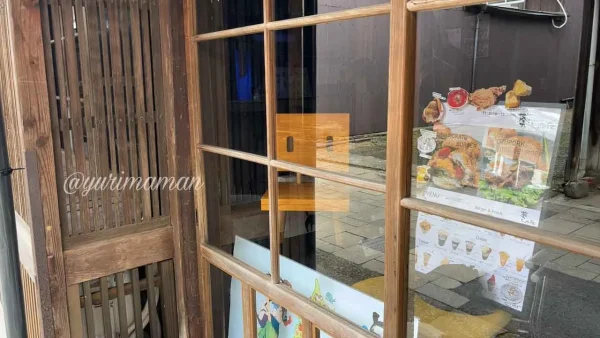 葵CAFEに設置されたすずめの戸締まりの椅子02 - ゆりママんブログ 葵CAFEに設置されたすずめの戸締まりの椅子02