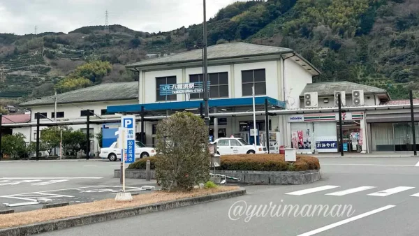 JR八幡浜駅にあるすずめの戸締まりの椅子 - ゆりママんブログ JR八幡浜駅にあるすずめの戸締まりの椅子