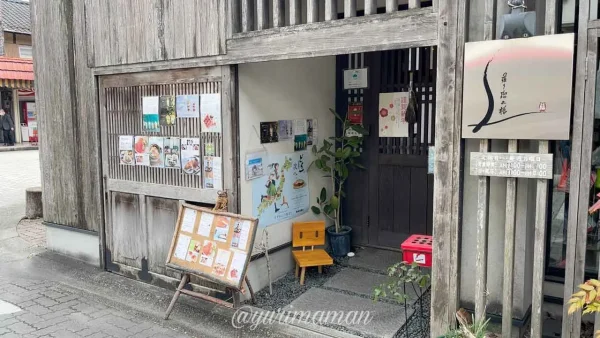羅り瑠れ櫓に設置されたすずめの戸締まりの椅子 - ゆりママんブログ 羅り瑠れ櫓に設置されたすずめの戸締まりの椅子