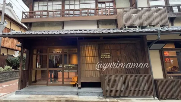 うみとカモメ山下別邸にあるすずめの戸締まりの椅子 - ゆりママんブログ うみとカモメ山下別邸にあるすずめの戸締まりの椅子