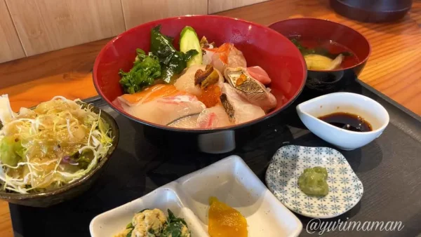 松山市堀江町「別邸わはは」の海鮮丼定食｜サーモンや鯛など愛媛の海の幸たっぷり2