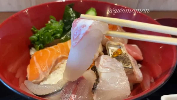 別邸わははの海鮮丼アップ｜新鮮なサーモン・鯛・海老がのった豪華ランチ2