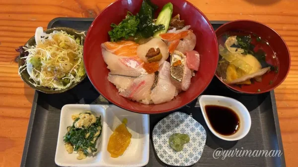 松山市堀江町「別邸わはは」の海鮮丼定食｜サーモンや鯛など愛媛の海の幸たっぷり