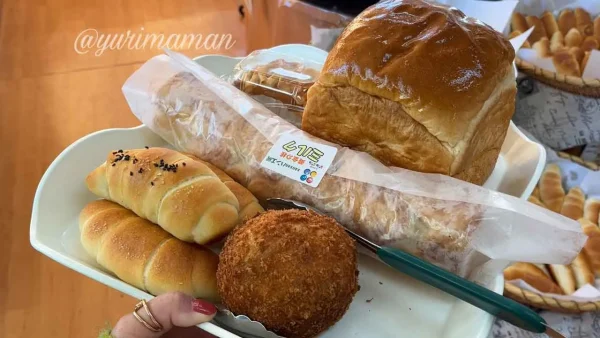 sansanパン工房（久万高原町）トレイいっぱいのパン