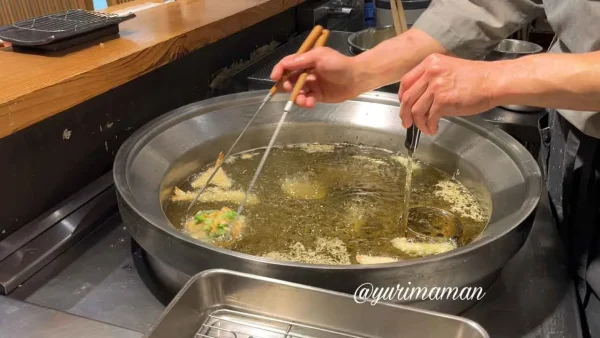 天ぷら ご天は目の前で天ぷらを揚げてくれるライブ感が魅力