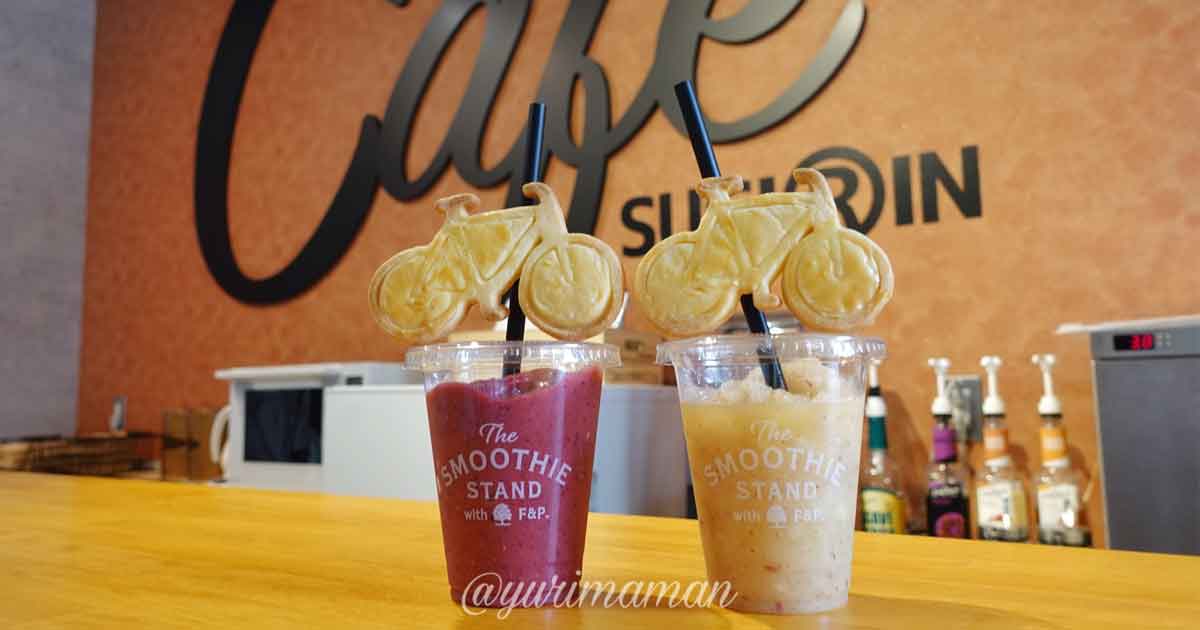 スギリンカフェのスムージードリンクを並べた様子
