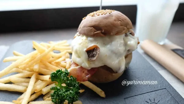 うみいろバーガー白_菊間瓦のプレートで登場1