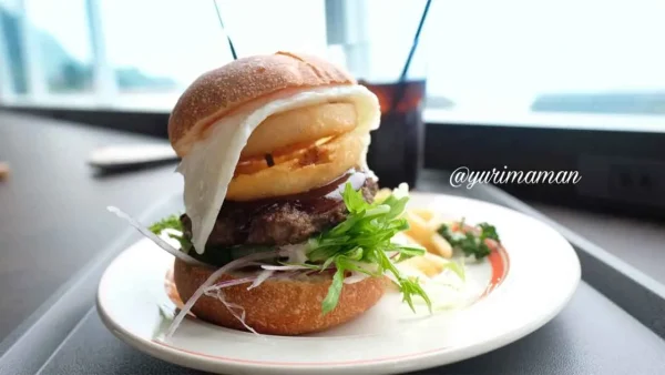 うみいろの「デミたまバーガー」今治市菊間町1