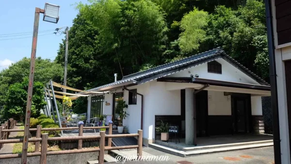 西予市カフェ「cafe花と絵と珈琲」外観写真1