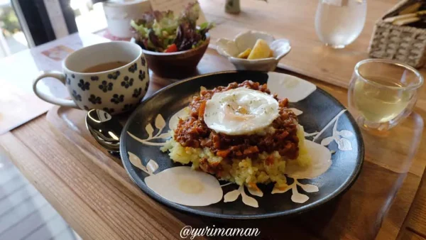 西予市カフェ「cafe花と絵と珈琲」ランチキーマカレー