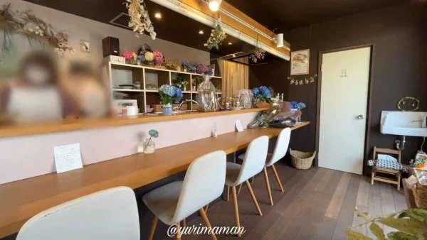 西予市カフェ「cafe花と絵と珈琲」内観写真1