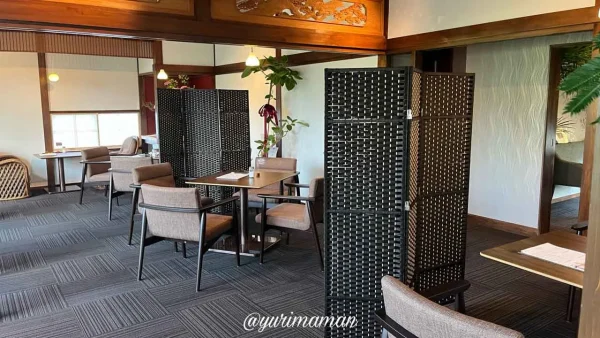 松前町のカフェ「ジャカランダコーヒー」の内観1