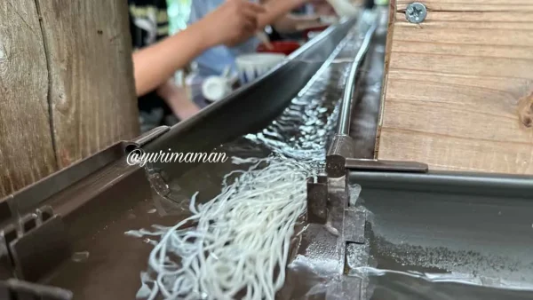 流しそうめんの竹のレーンと冷たい水が流れる様子1