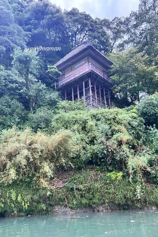 屋形船から見た肱川沿いの風景と臥龍山荘（大洲のうかい）