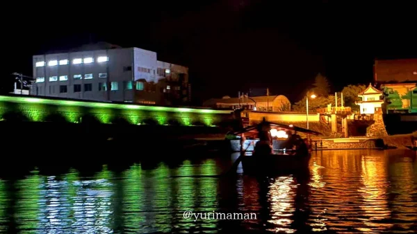 ライトアップされた大洲市街と川面に映る夜景（大洲のうかい）