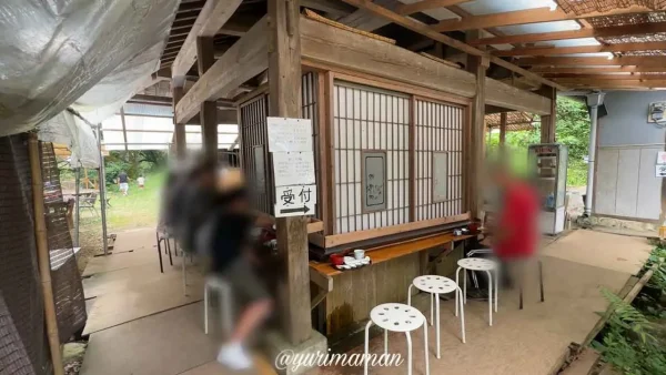 坪内家の大井戸まわりに設置された流しそうめん会場の様子1