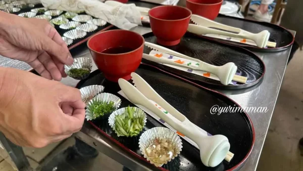 そうめんセット（おつゆ、薬味、おにぎりなど）のトレイ1