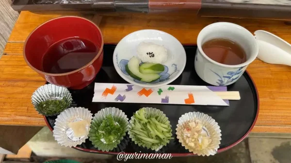 そうめんセット（おつゆ、薬味、おにぎりなど）のトレイ2