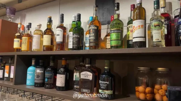 モネノニワ（松山市三番町）世界のお酒が並ぶ2