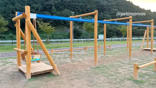 西予ちぬやパークの遊具「ゴンドラ」座ってロープを滑走できる人気遊具