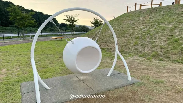 西予ちぬやパークのユニバーサルゾーンにあるKOMORI遊具｜球体型の近未来的なブランコ