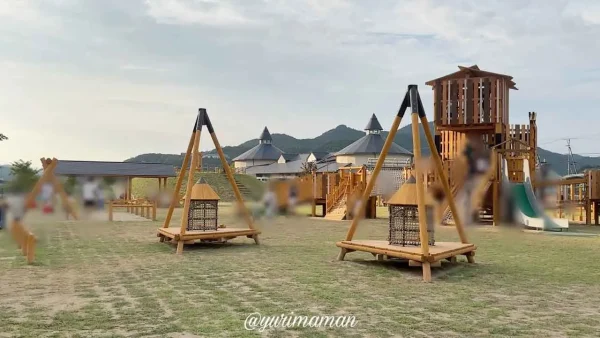 西予ちぬやパークの遊具「ミノムシハウス」わらぐろをイメージしたかわいい小屋型遊具