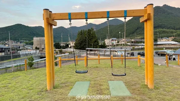西予ちぬやパークの二連ブランコ｜小高い丘から公園を見渡せる特別感のあるブランコ