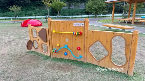 西予ちぬやパークの遊具「パネルあそび」1〜2歳向けの小さな子が楽しめる遊具