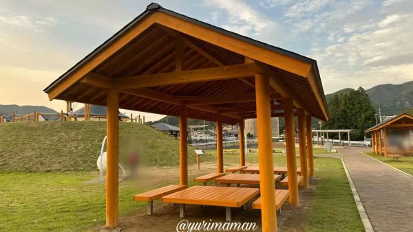 西予ちぬやパークの休憩所｜屋根付きベンチ